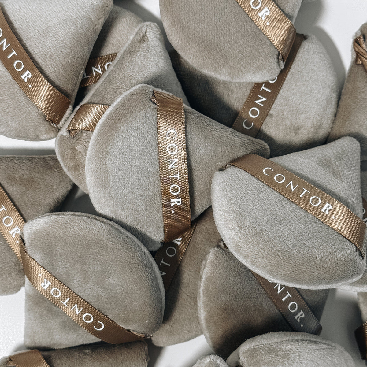ARTIST POWDER PUFFS – CONTOR BEAUTY